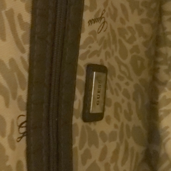Woman's genuine guess purse - Picture 5 of 5